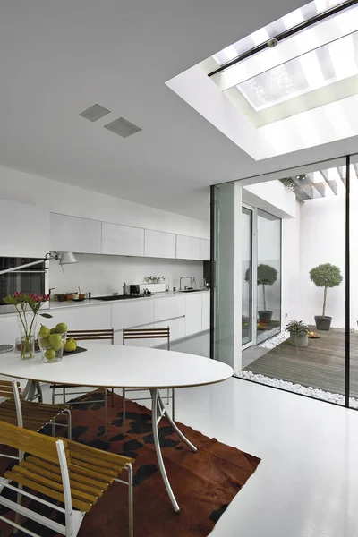Interiores Tomas Una Cocina Moderna Con Muebles Lacados Blanco Primer —  Fotos de Stock