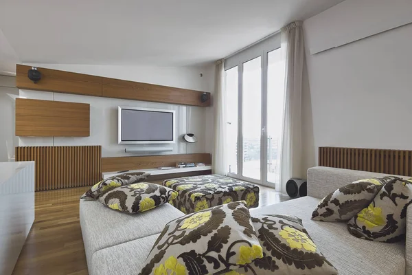 Modern Oturma Odası Ahşap Mobilyalar Ahşap Döşeme Kumaş Kanepe Yastık — Stok fotoğraf