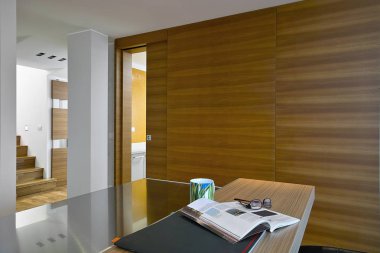 wainscoting içinde belgili tanımlık geçmiş ahşap merdiven, iç çekim ön planda modern mutfak mutfak ada ve duvar kaplı