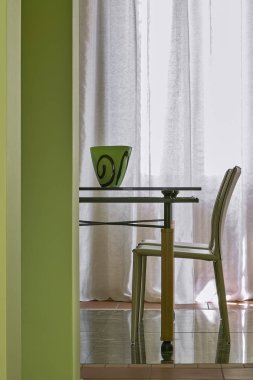 ön planda bir modern yemek odası iç çekim cam yemek masası ve mermer ve pişmiş yapılmış olduğundan deri koltukları detayını döşer