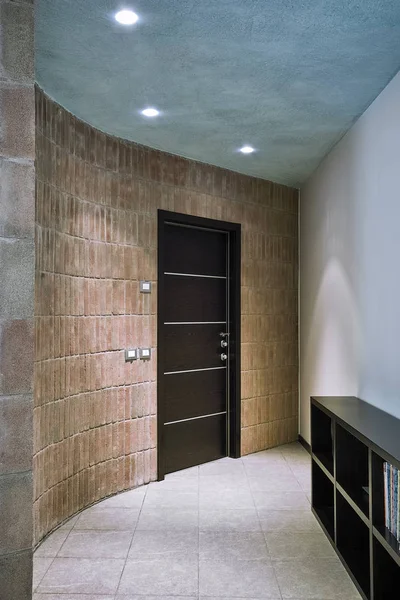 Záběry Interiérů Moderní Domovní Byt Dřevěnými Dveřmi Cihly Zdi — Stock fotografie