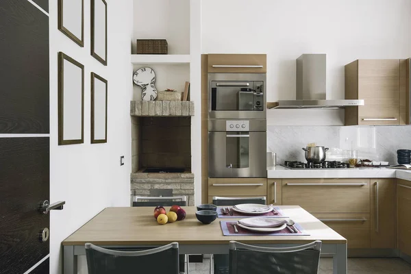 Interiérové Záběry Moderní Kuchyně Popředí Jídelní Stůl Barevnou Přílohou — Stock fotografie