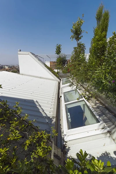 外景拍摄的屋顶上的前景现代天窗 — 图库照片