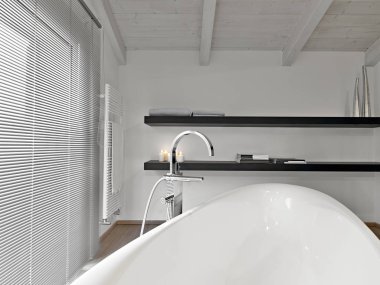 modern bir banyo küvet ve çelik su ön planda tavan odasında iç çekim alt iki ahşap raflar dokunun.