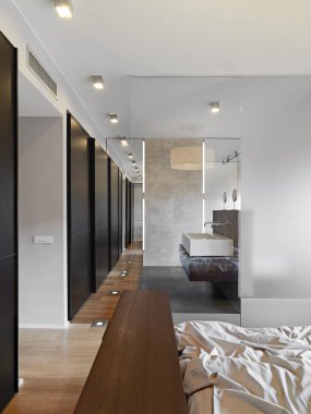 modern banyo yatak üzerinde bakan iç mekan görüntüleri ahşaptan yapılmış olduğundan
