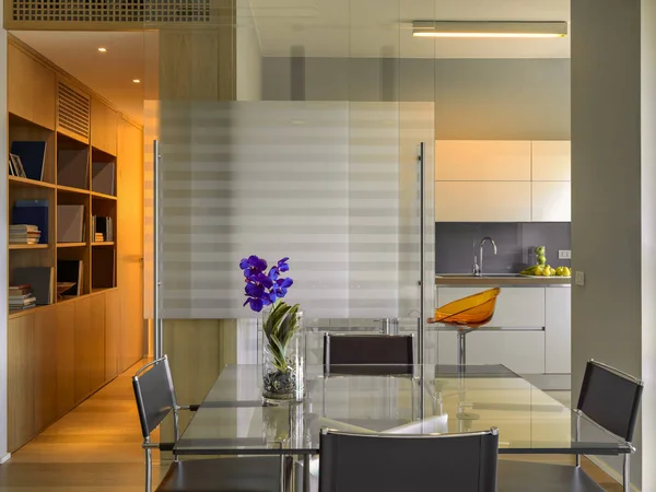 Interiores Fotos Apartamentos Modernos Primeiro Plano Mesa Jantar Vidro Com — Fotografia de Stock