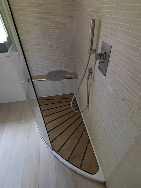 Ahşap Zemin Mermer Duvarlar Ile Modern Banyoda Duş Teknesi Detay — Stok fotoğraf