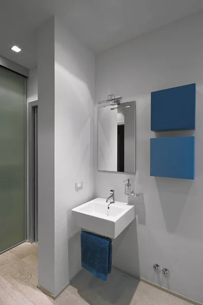 Intérieurs plans d'une salle de bain moderne — Photo