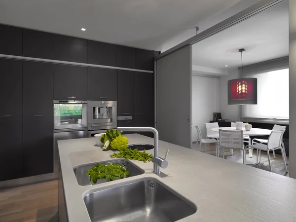 Interiores fotos de uma cozinha moderna com ilha de cozinha — Fotografia de Stock