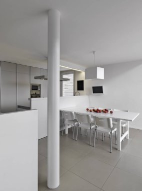 tabl birkaç kırmızı elma ile mutfağa bakan modern bir akşam yemeği odası iç çekim