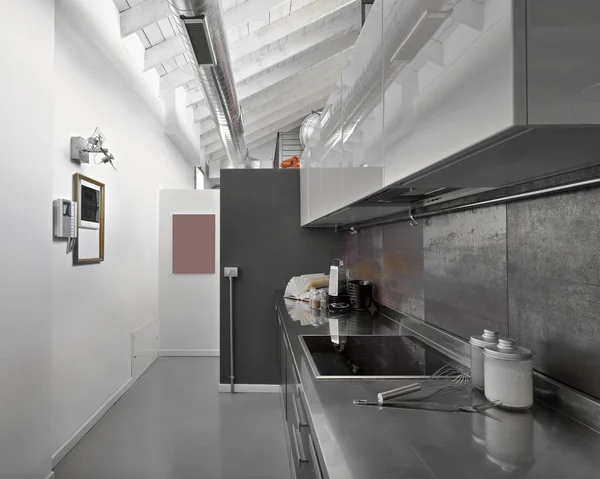 Intérieurs plans d'une cuisine moderne au premier plan la plaque de cuisson électrique — Photo