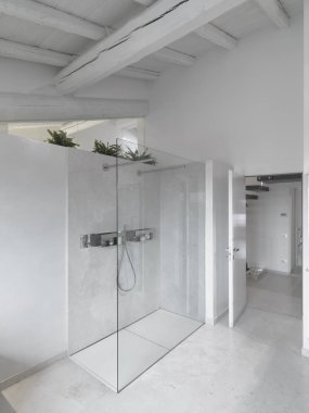 Modern bir banyonun iç görünümü