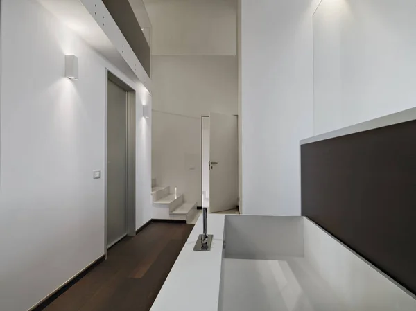 Interiors shot of a modern bathroom — Stock Photo, Image