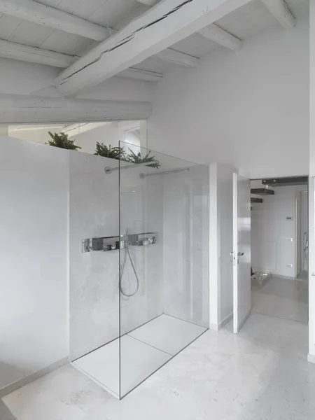 Вид на інтер'єр сучасної ванної кімнати — стокове фото