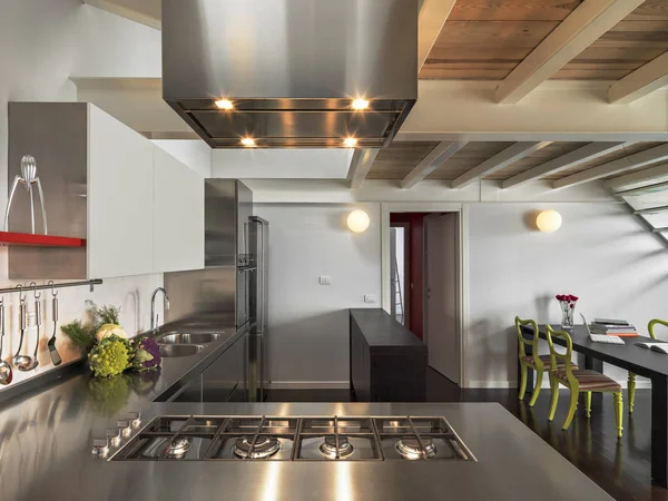 Innenaufnahmen einer modernen Küche — Stockfoto