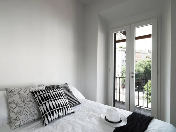 Interiores tomas de un dormitorio moderno con almohadas —  Fotos de Stock