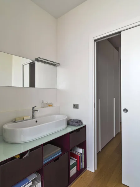 Interiörer Bilder Ett Modernt Badrum Förgrunden Bänk Disk Tvättställ — Stockfoto