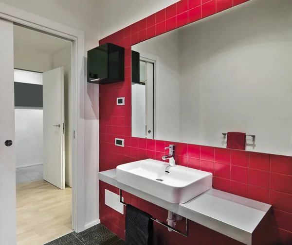 Moderno cuarto de baño interior en el primer plano el espejo grande y t —  Fotos de Stock