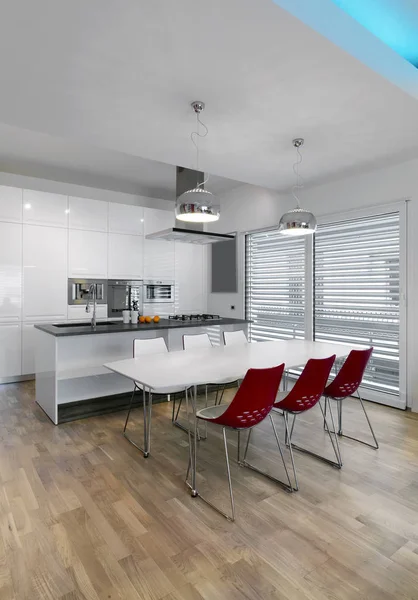 Interiors hsots of a modern kitchen in the foreground the white — Stock Photo, Image