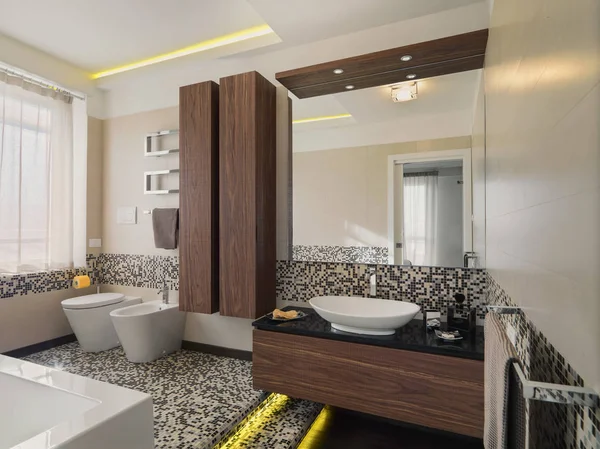 Intérieurs plans d'une salle de bain moderne — Photo