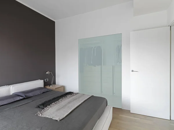 Moderno dormitorio interior con suelo de madera — Foto de Stock