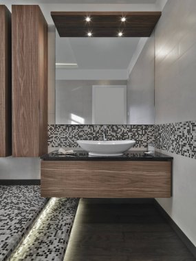 ön planda tezgah üstü lavabo ile dolaplar lavabo