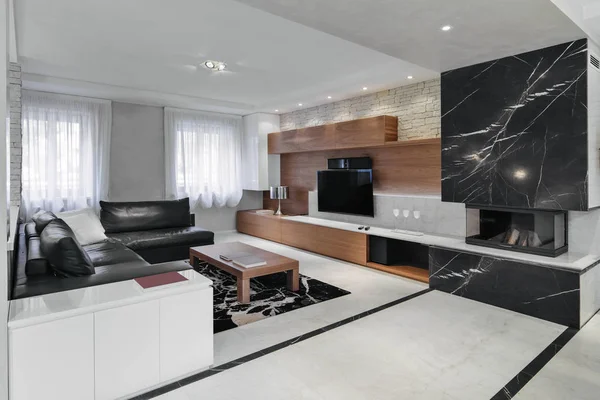 Moderno soggiorno interno con divano in pelle nera Immagini Stock Royalty Free