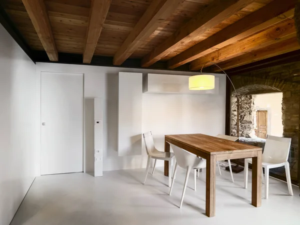 Fotos interiores de uma moderna sala de jantar com mesa de madeira o cei — Fotografia de Stock