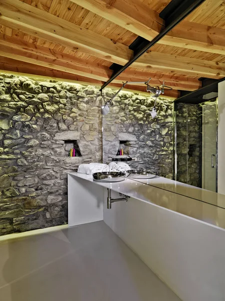 Zeminresi resi yapılmış modern bir banyo iç çekim — Stok fotoğraf