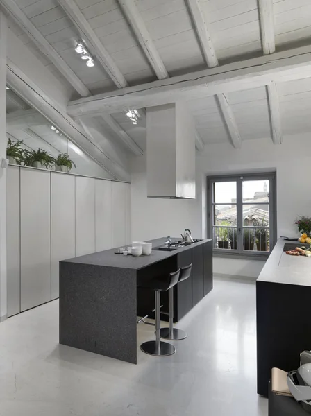 Intérieurs d'une cuisine moderne avec îlot de cuisine — Photo