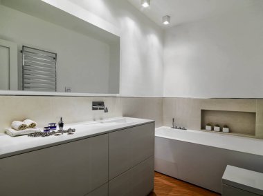ön planda modern banyo iç dolap lavabo