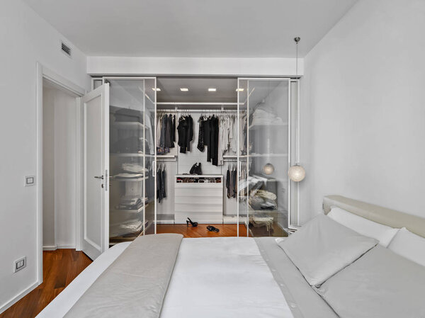 современный интерьер спальни с гардеробом
