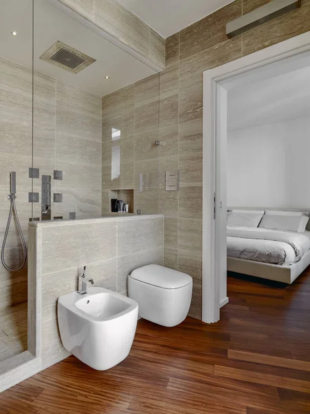 Intérieurs de salle de bains modernes donnant sur la chambre — Photo