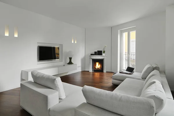 Modern living room with wooden floor with the fireplace — Stock Photo, Image