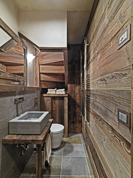 Внутренний вид деревенской ванной комнаты с отделкой стен — стоковое фото