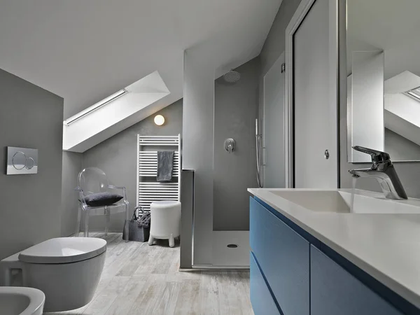 Интерьер современной ванной комнаты с голубой мебелью — стоковое фото