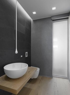 Ön planda tezgahın lavabosu var.