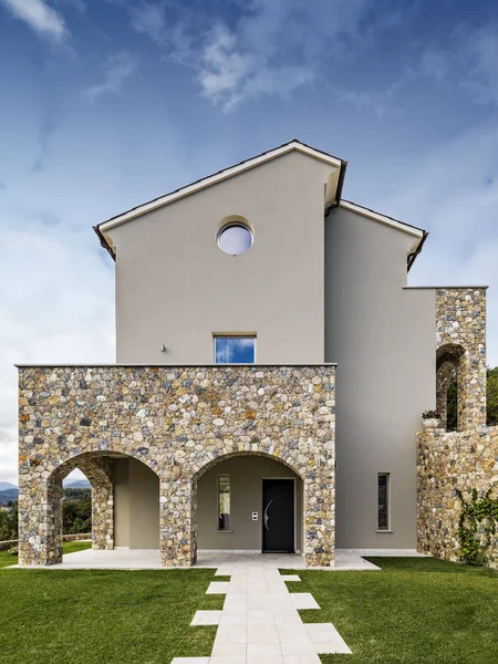 Außenaufnahme einer modernen Villa mit Veranda — Stockfoto