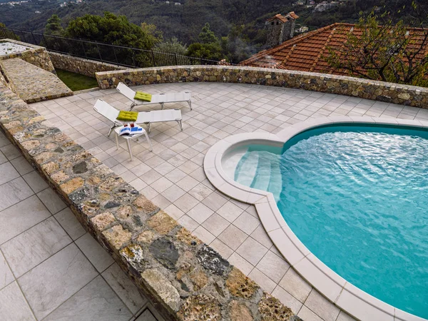 Exteriores de una piscina moderna —  Fotos de Stock