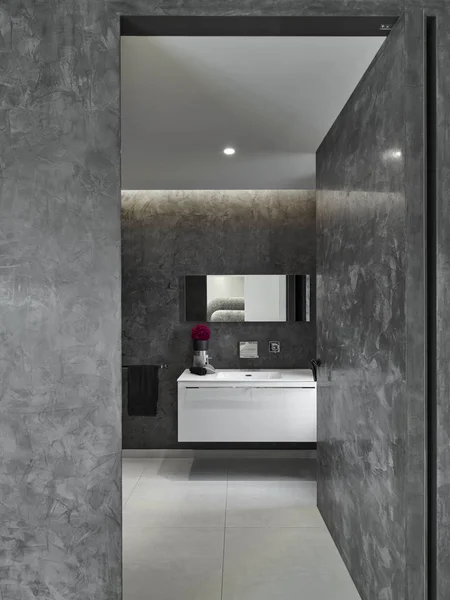 Tomas interiores de un moderno cuarto de baño en primer plano el blanco —  Fotos de Stock