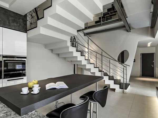 Vista interior de una cocina moderna con escalera —  Fotos de Stock