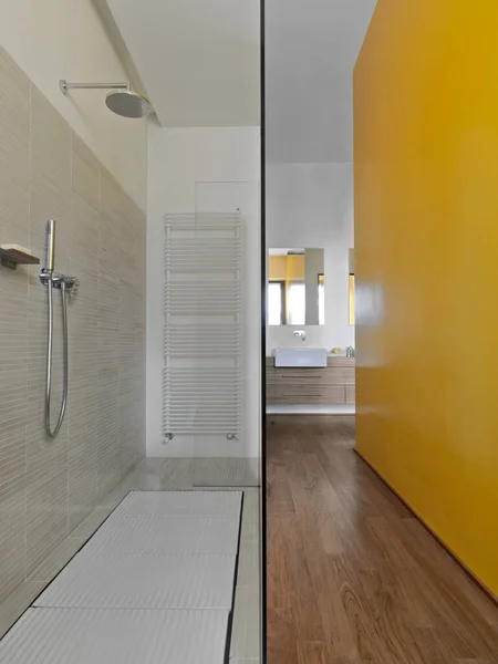Interior Banheiro Moderno Esquerda Grande Chuveiro Cubículo Com Porta Vidro — Fotografia de Stock