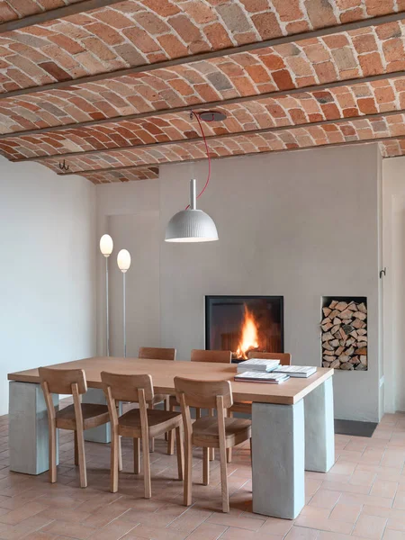 带有梯形地板 砖屋和现代壁炉的乡村餐厅内部 — 图库照片