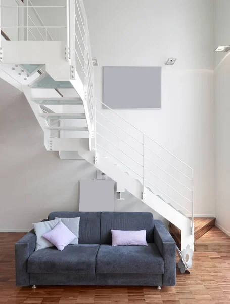 Interiores Una Moderna Sala Estar Con Sofá Tela Una Escalera —  Fotos de Stock