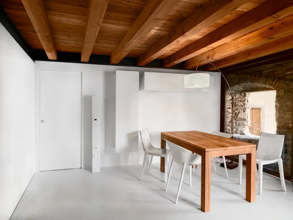 带有木制餐桌的现代餐厅的内部照片 天花板是木制的 地板是树脂做的 — 图库照片