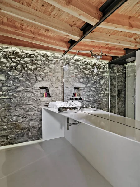 Interni Bagno Moderno Cui Pavimento Resina Soffitto Travi Legno Sullo — Foto Stock