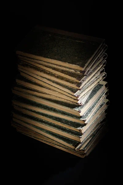 Stare Książki Czarne Tło Teksturowane — Zdjęcie stockowe