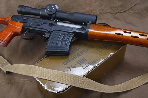 Rifle Francotirador Svd Con Caja Municiones Sobre Fondo Lona Inscripción —  Fotos de Stock