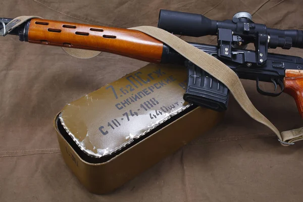 Rifle Francotirador Svd Con Caja Municiones Sobre Fondo Lona Inscripción —  Fotos de Stock