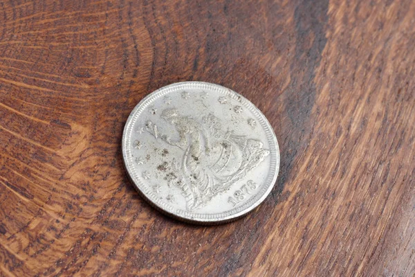 Gamla Vintage Silver Dollar Trä Bakgrund — Stockfoto